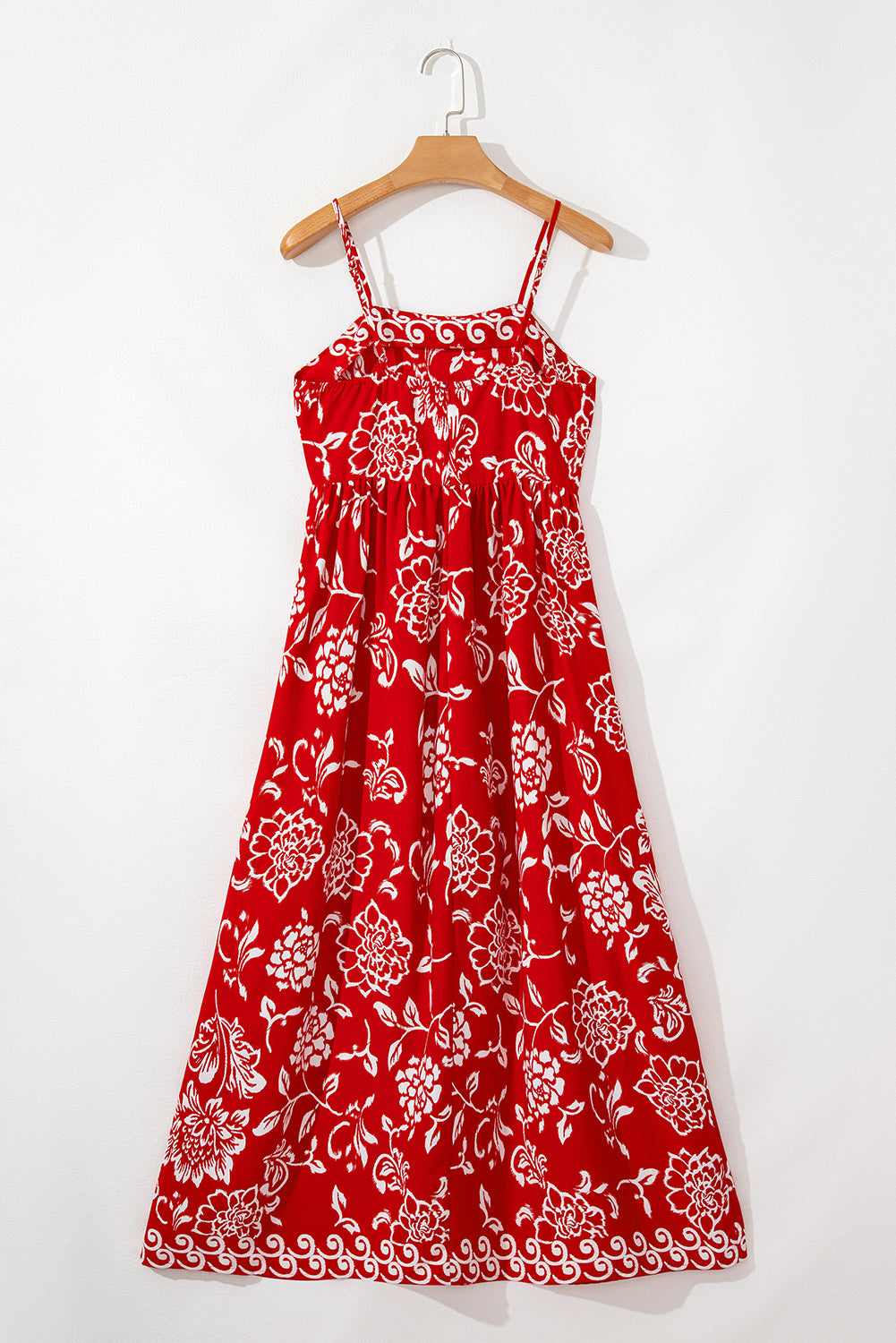 Vestido maxi rojo con estampado floral, tirantes finos y cintura imperio