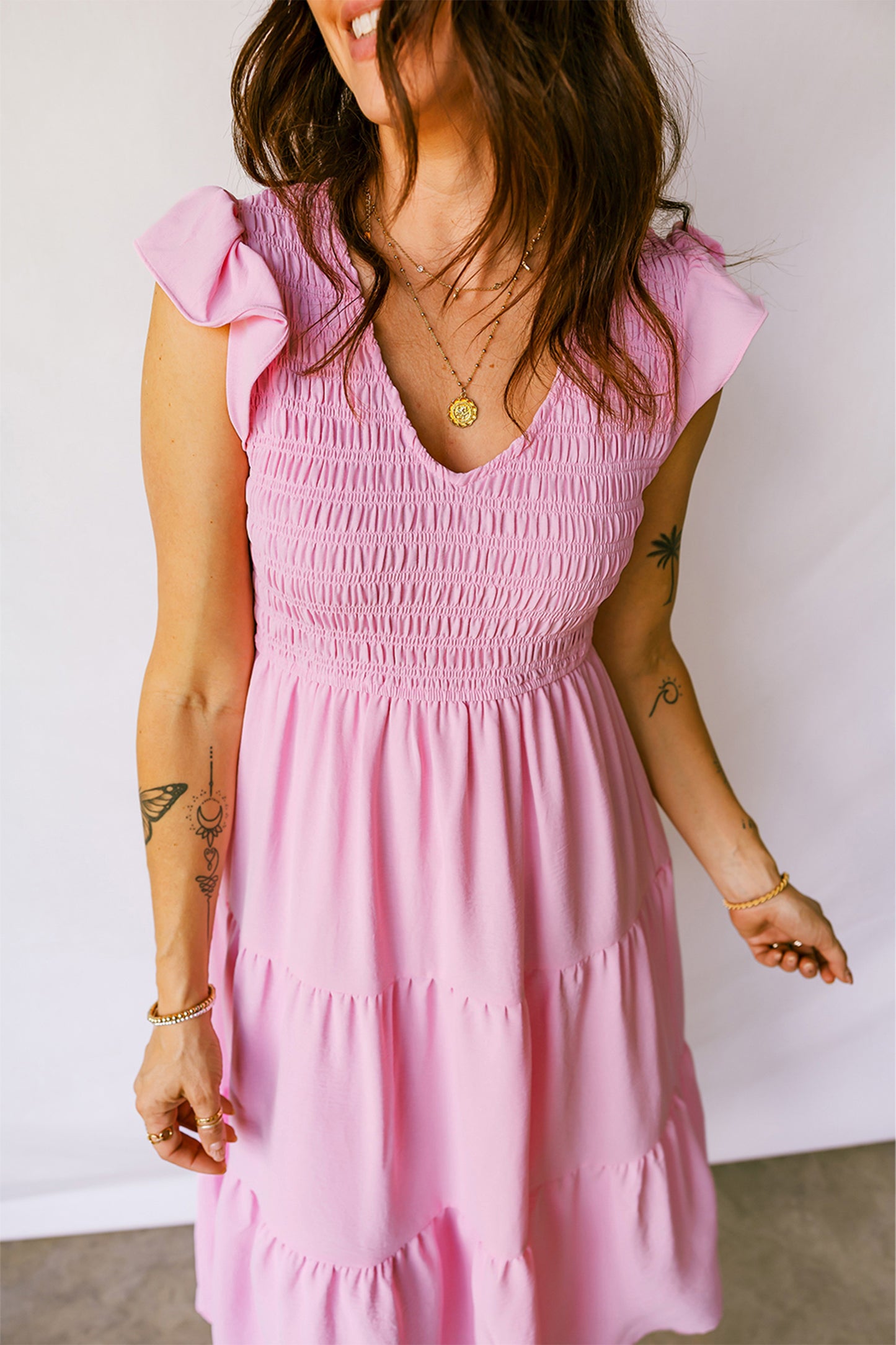 Vestido midi rosa con cuerpo smock y mangas flutter