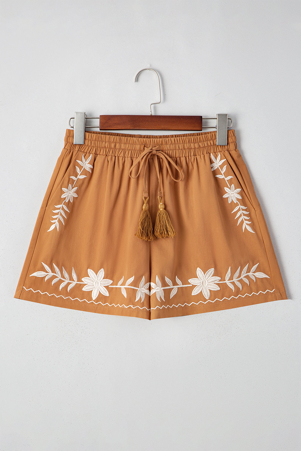 Shorts caqui con bordado y lazo con borlas en cintura elástica