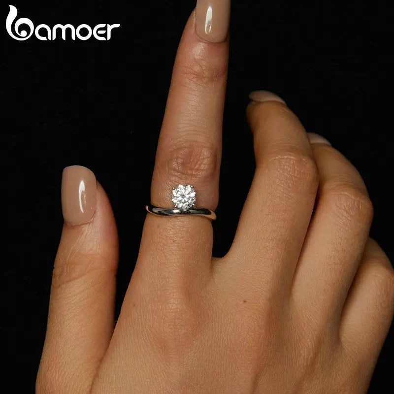 Anillo de moissanita, delicado de diamante de laboratorio y de línea simple de plata de Ley 925 para mujer.