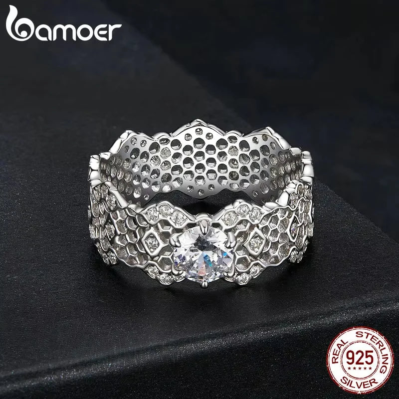Anillo de eternidad ancho de plata de ley 925, chapada en oro blanco de moissanita.