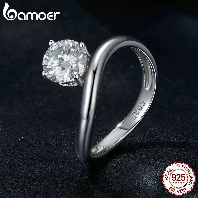Anillo de moissanita, delicado de diamante de laboratorio y de línea simple de plata de Ley 925 para mujer.