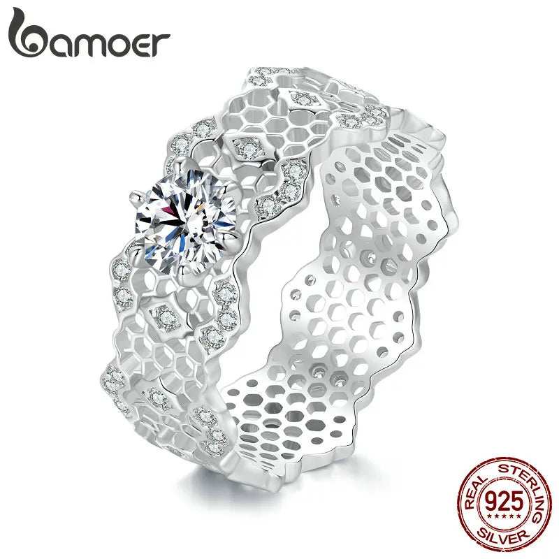 Anillo de eternidad ancho de plata de ley 925, chapada en oro blanco de moissanita.