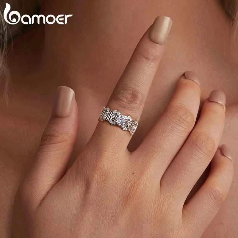 Anillo de eternidad ancho de plata de ley 925, chapada en oro blanco de moissanita.