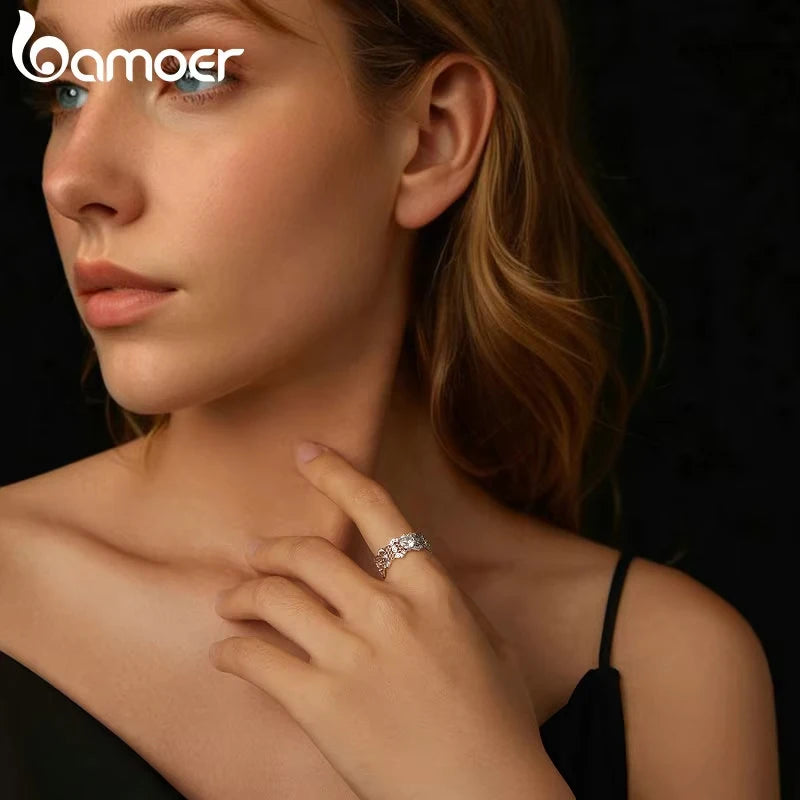 Anillo de eternidad ancho de plata de ley 925, chapada en oro blanco de moissanita.