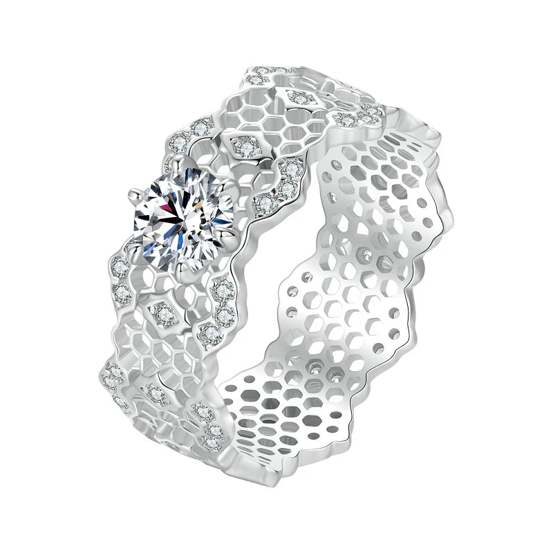 Anillo de eternidad ancho de plata de ley 925, chapada en oro blanco de moissanita.