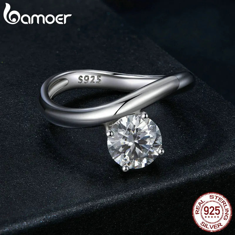 Anillo de moissanita, delicado de diamante de laboratorio y de línea simple de plata de Ley 925 para mujer.