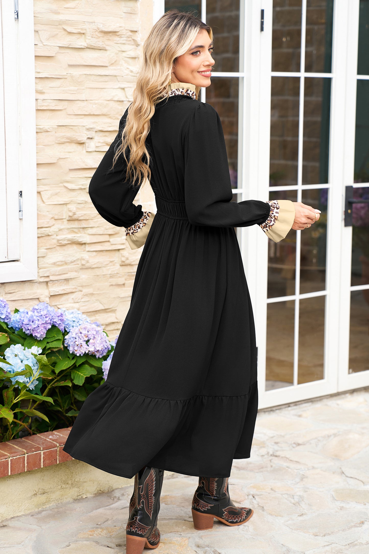 Vestido midi negro con estampado leopardo y volantes en contraste