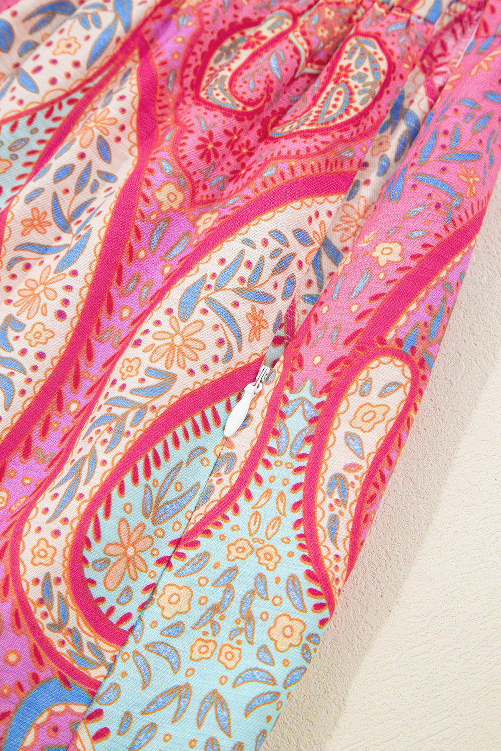 Vestido midi rosa con estampado paisley étnico y mangas con volantes