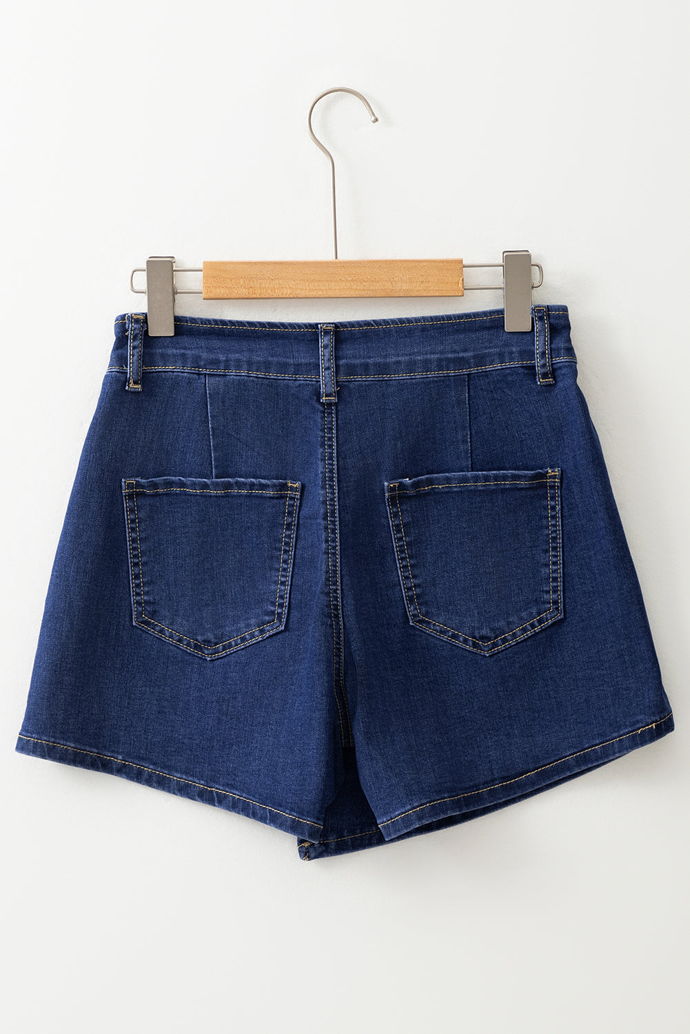 Shorts de denim azul con diseño asimétrico, tiro alto y botones
