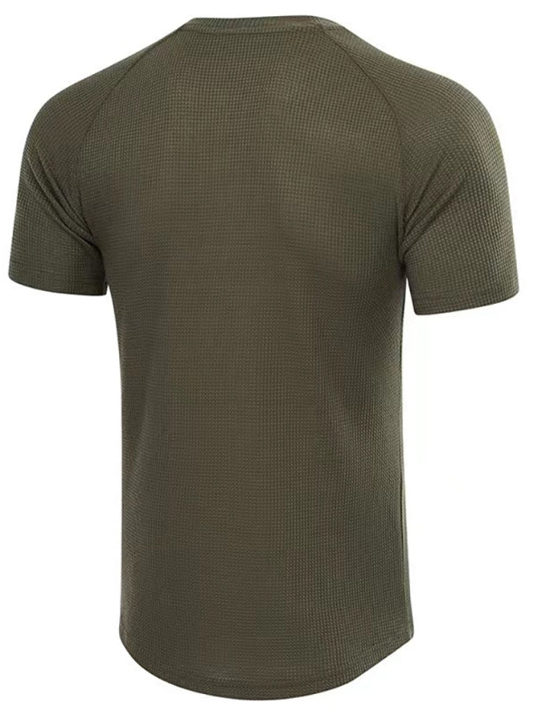 Polera ligera con cuello redondo informal para hombre.
