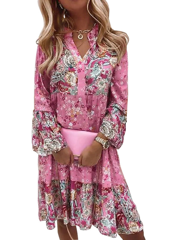Minivestido en capas con manga corta y falda con estampado de mosaico floral y cuello en V