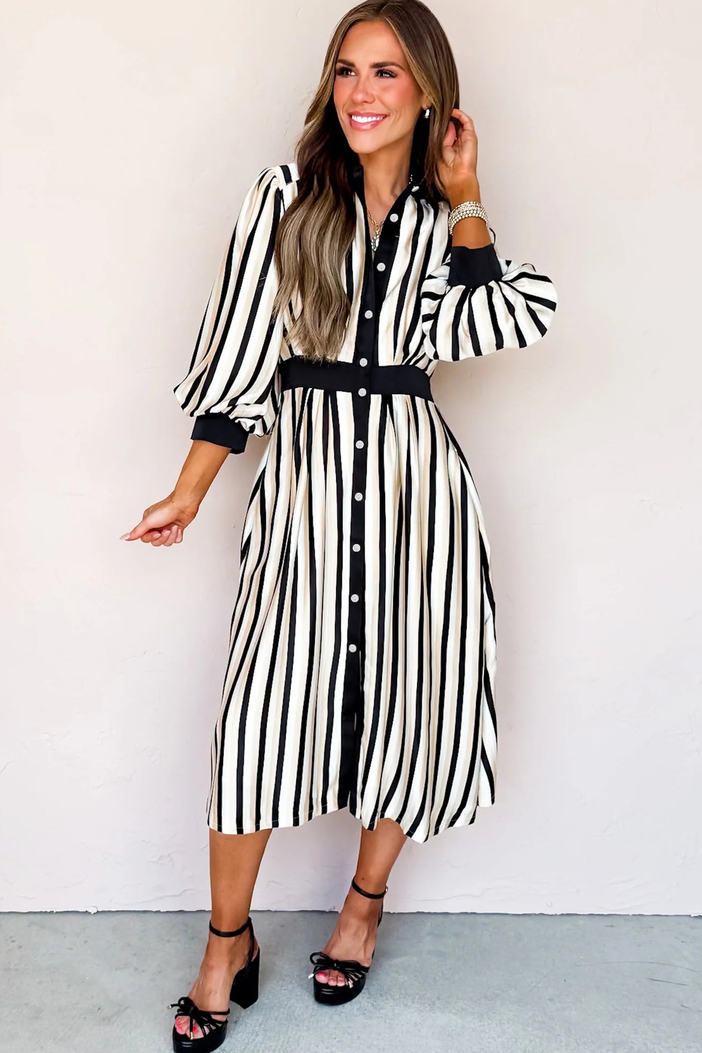 Vestido midi camisero negro a rayas con mangas 3/4 abullonadas y botones