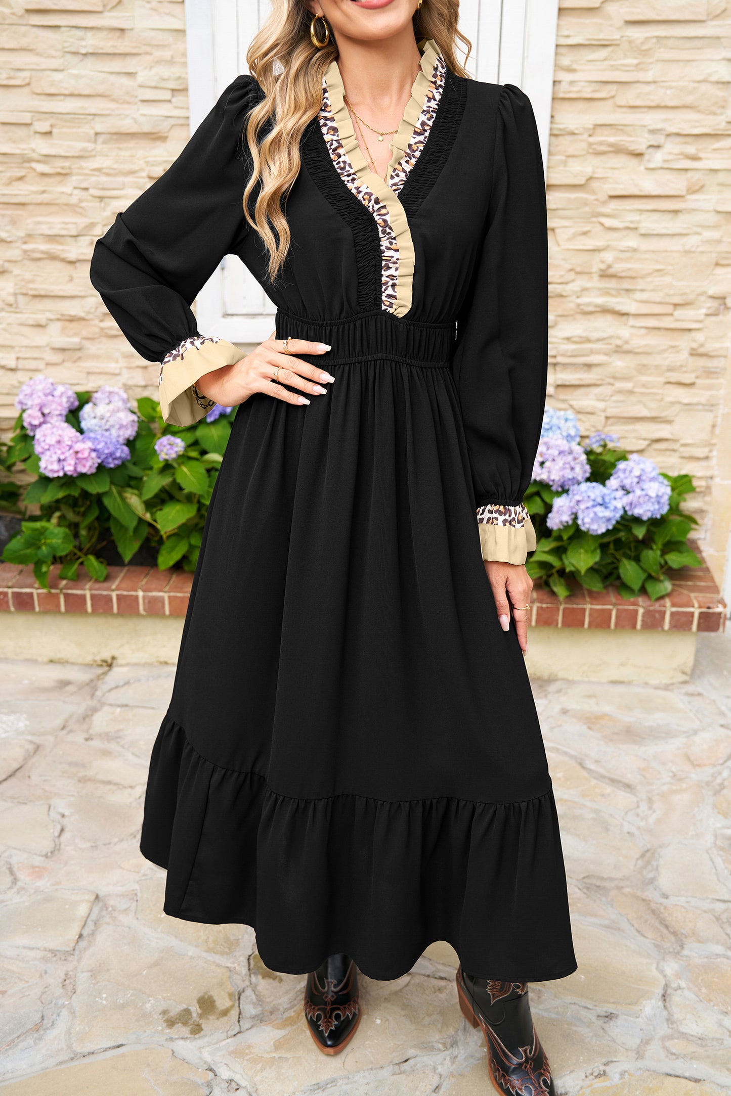Vestido midi negro con estampado leopardo y volantes en contraste