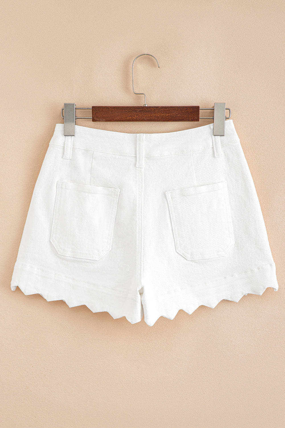 Shorts de denim blanco lavado claro con dobladillo ondulado