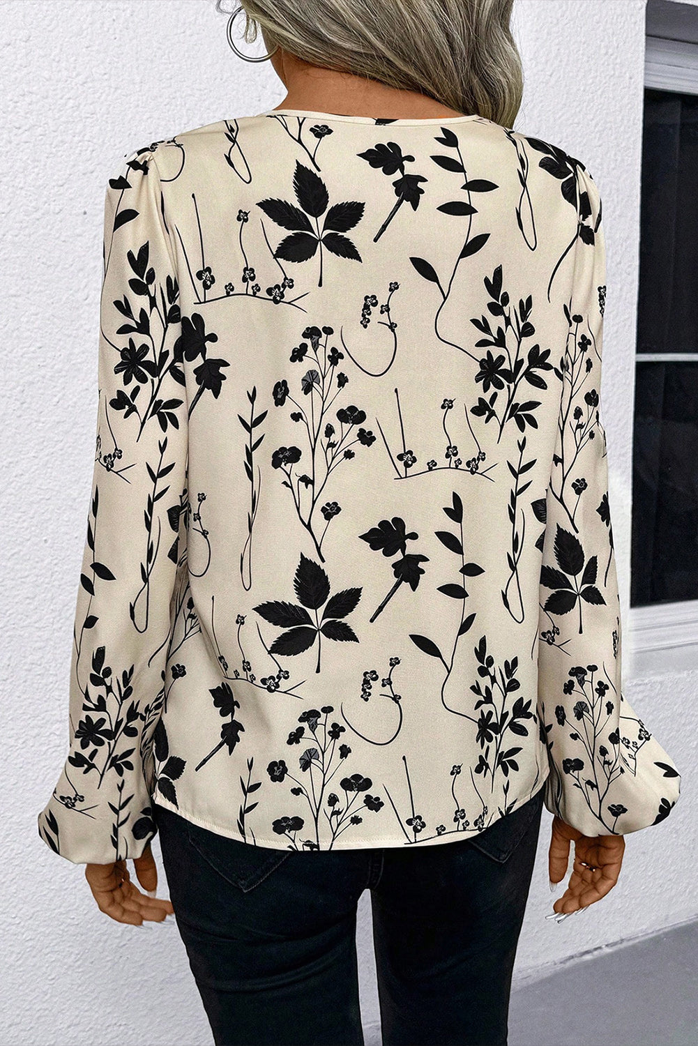 Blusa floral botánica caqui con escote abierto y manga larga