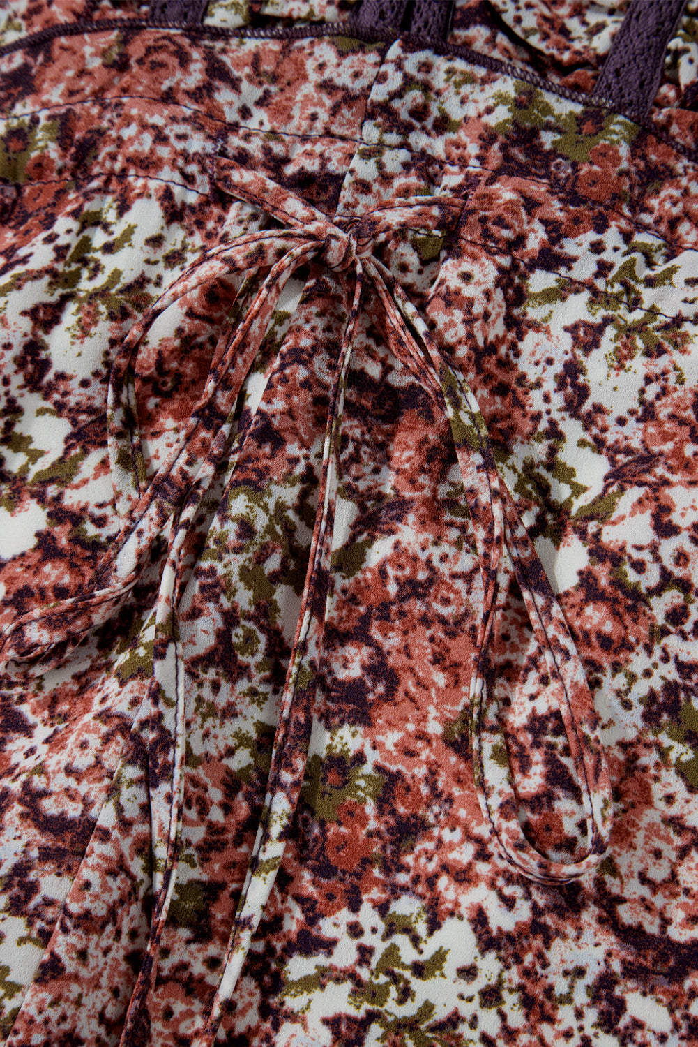 Vestido midi café con estampado floral, escote en V, detalles con volantes y abertura lateral