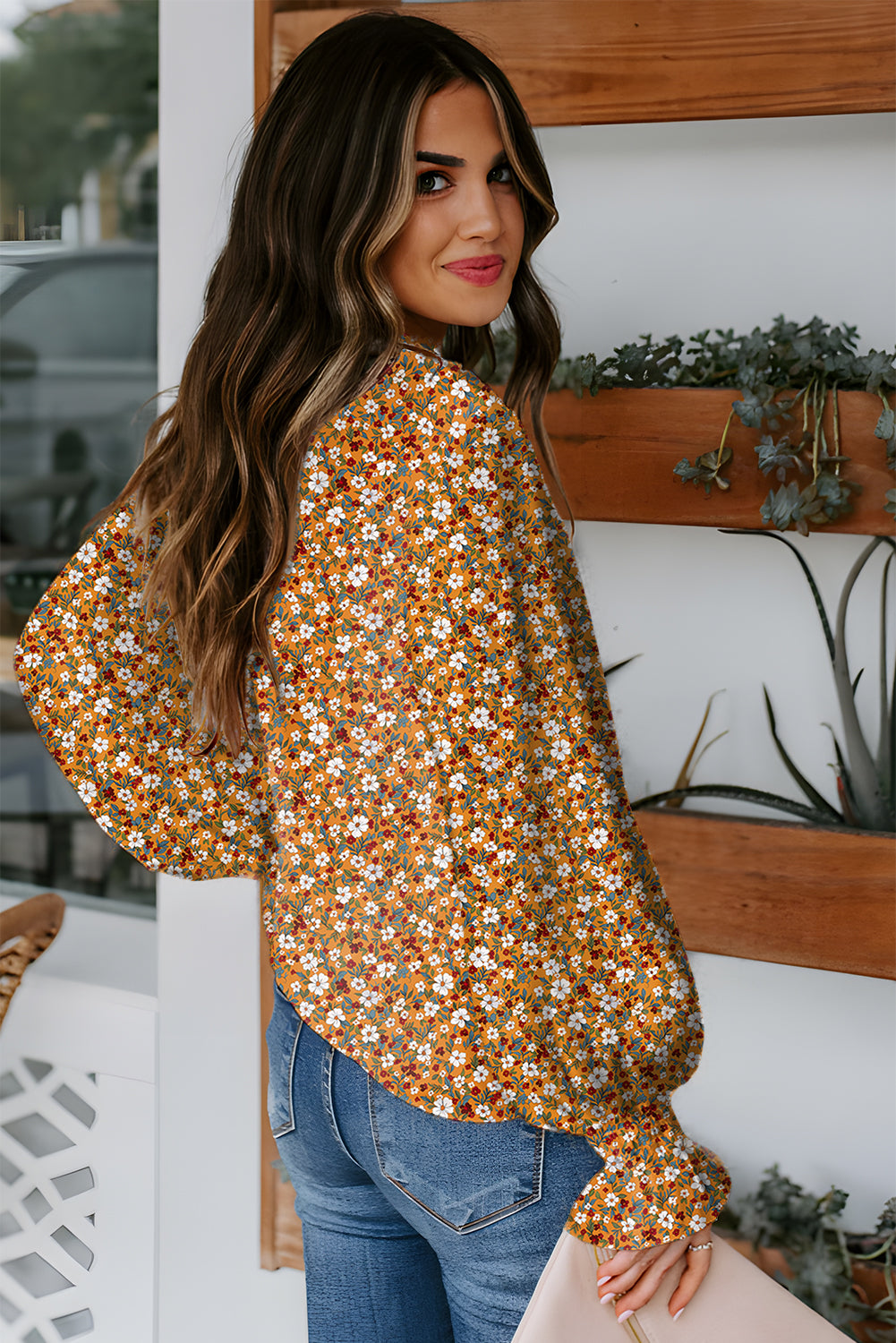 Blusa boho floral naranja con escote en V y mangas abullonadas