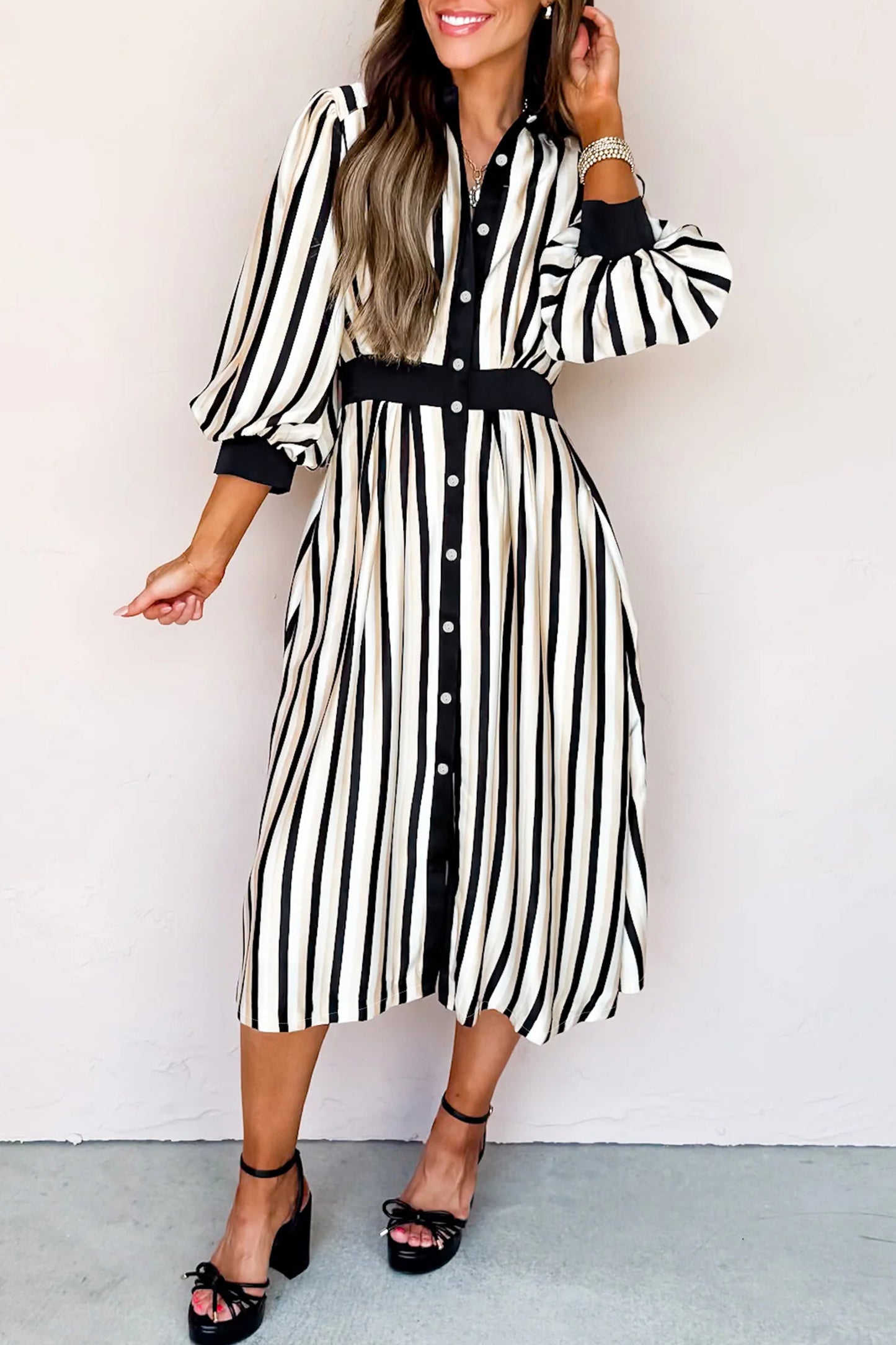 Vestido midi camisero negro a rayas con mangas 3/4 abullonadas y botones
