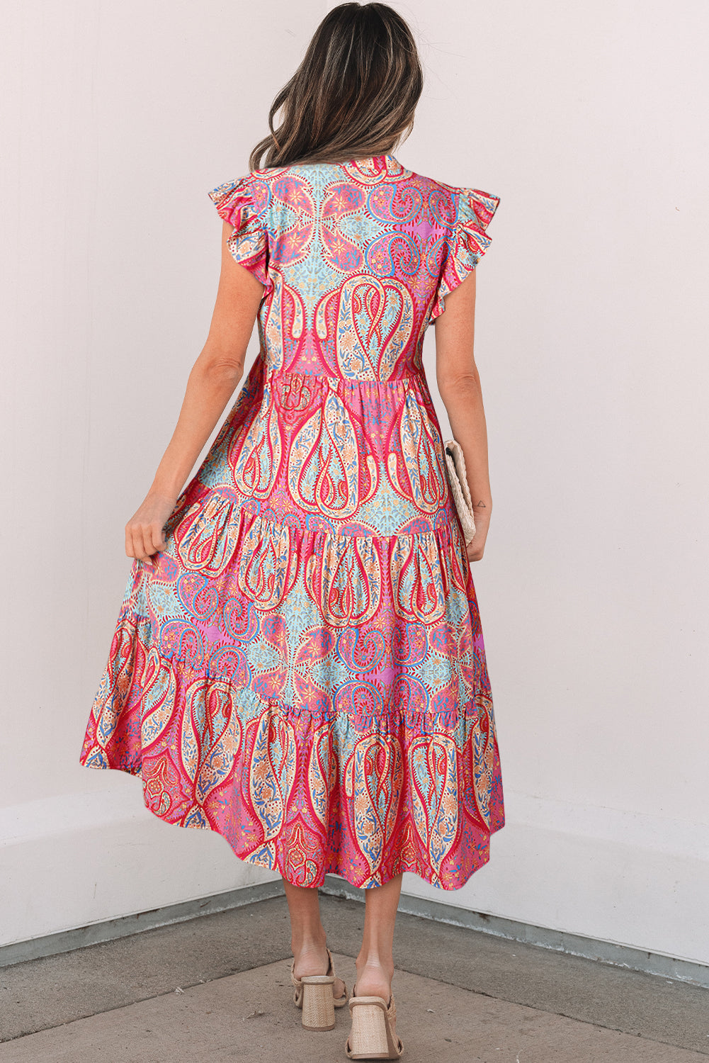 Vestido midi rosa con estampado paisley étnico y mangas con volantes