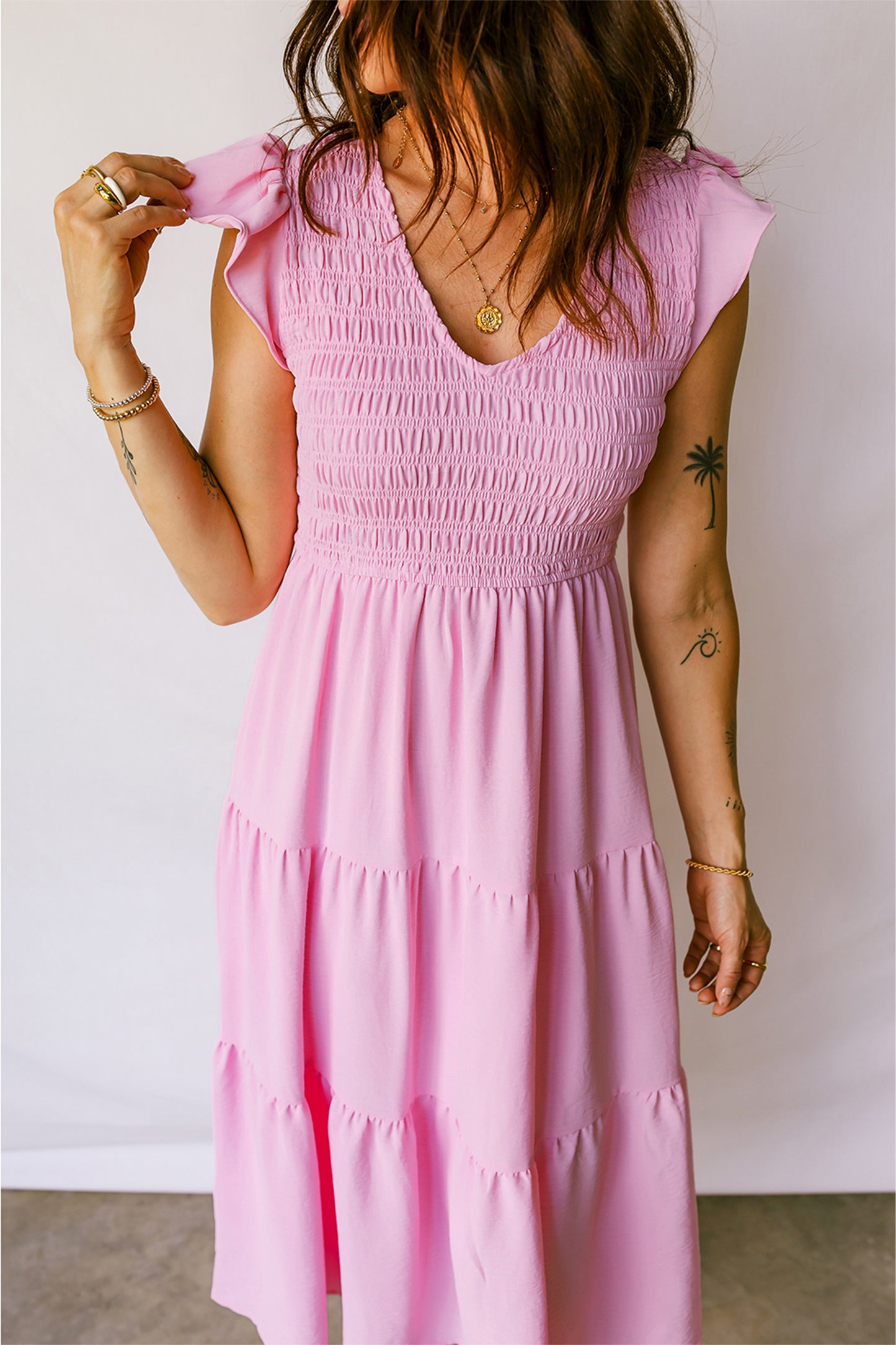 Vestido midi rosa con cuerpo smock y mangas flutter