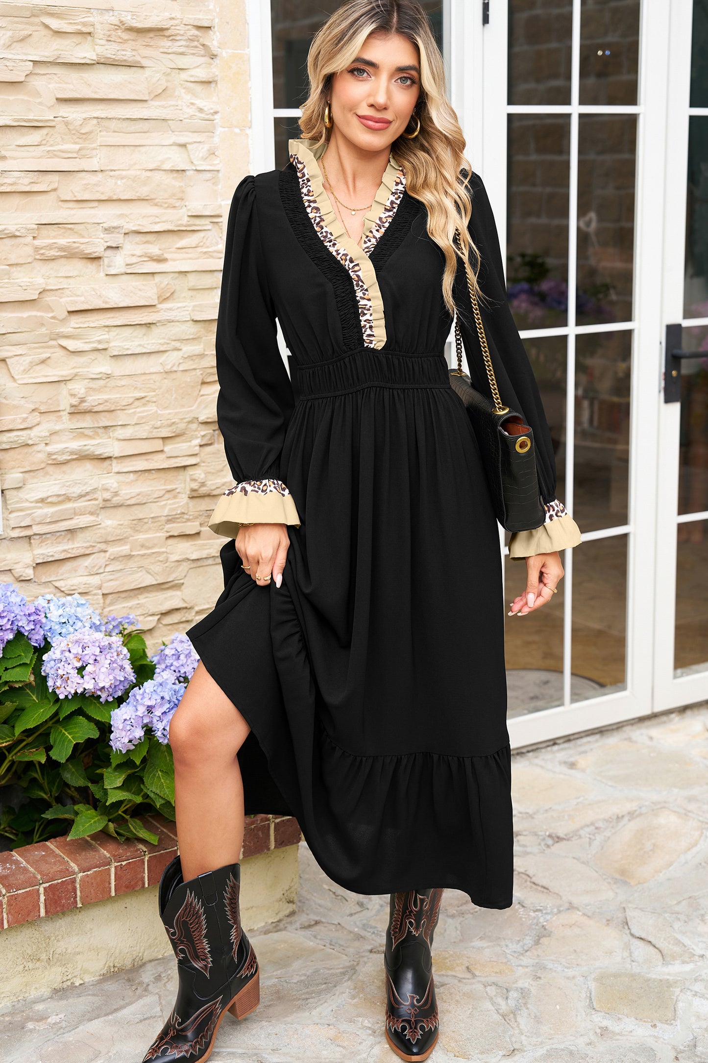 Vestido midi negro con estampado leopardo y volantes en contraste