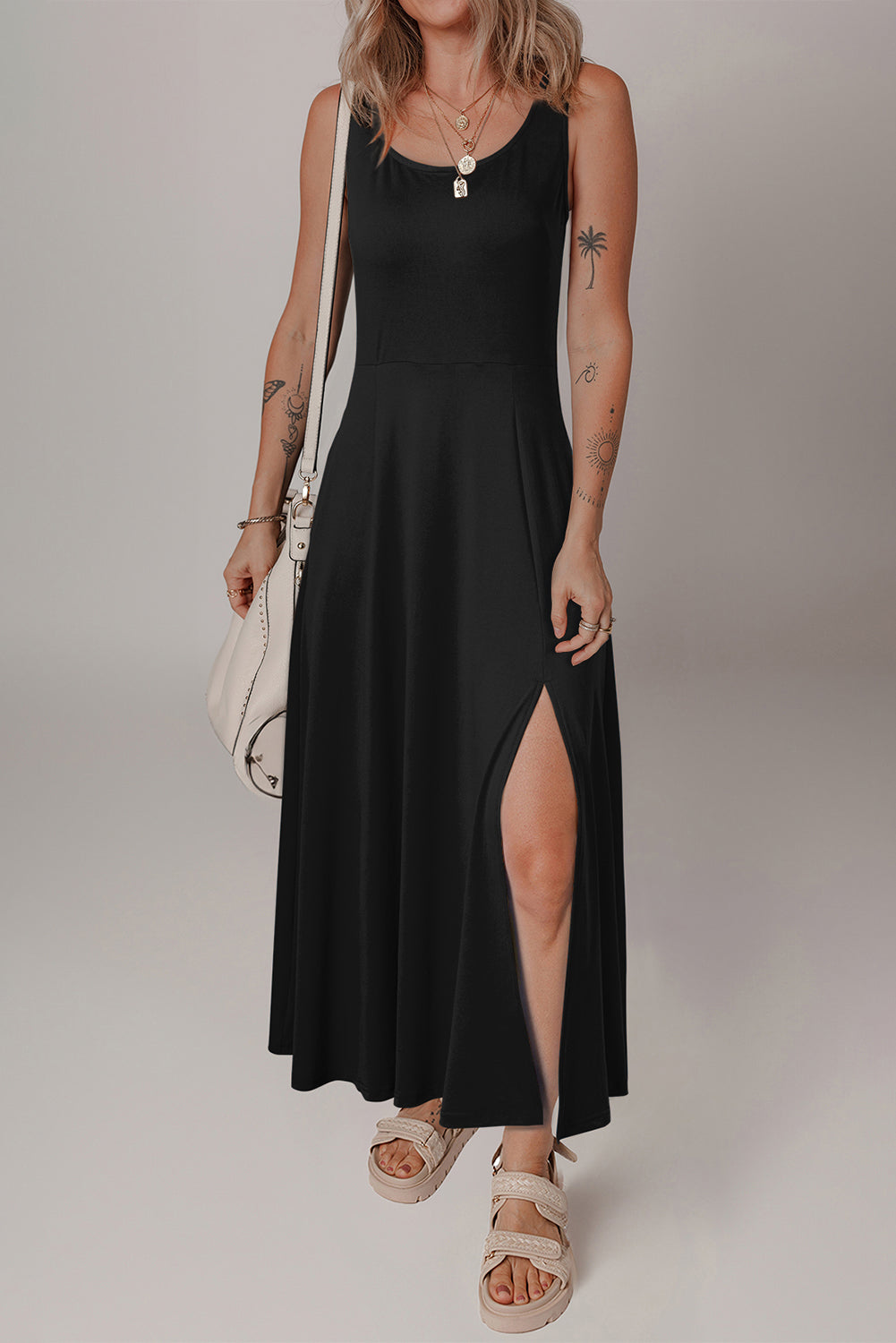 Vestido midi negro sin mangas con escote redondo y abertura