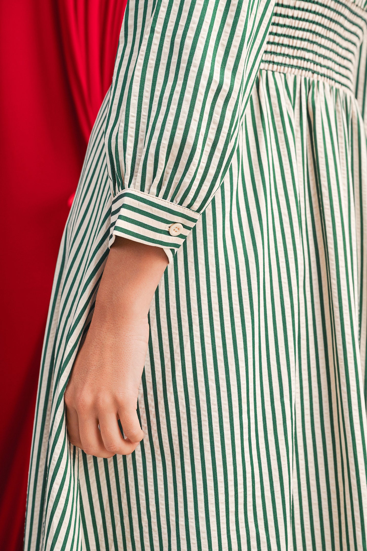 Vestido midi verde a rayas con escote en V, cierre frontal y cintura alta fruncida