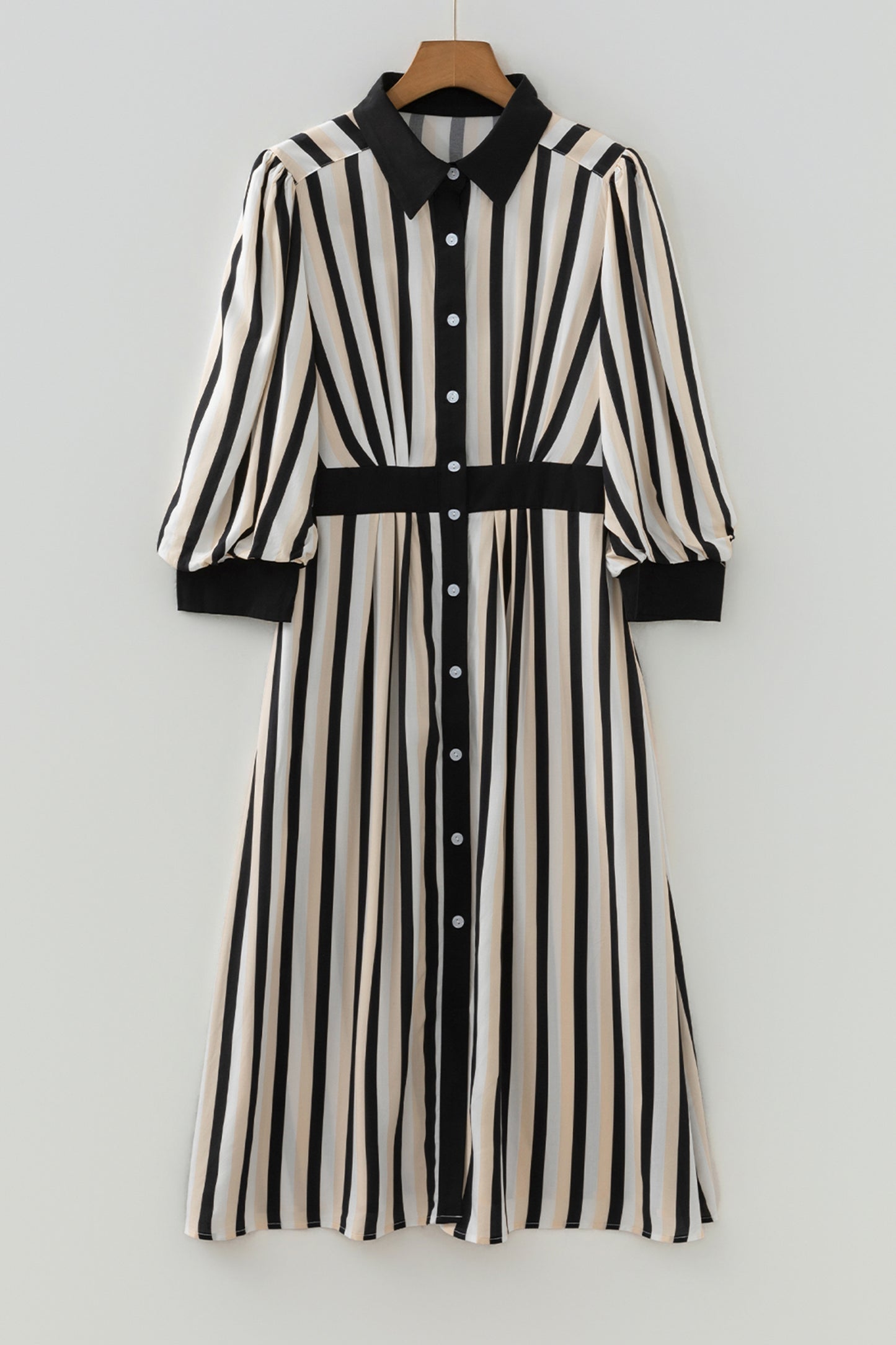 Vestido midi camisero negro a rayas con mangas 3/4 abullonadas y botones