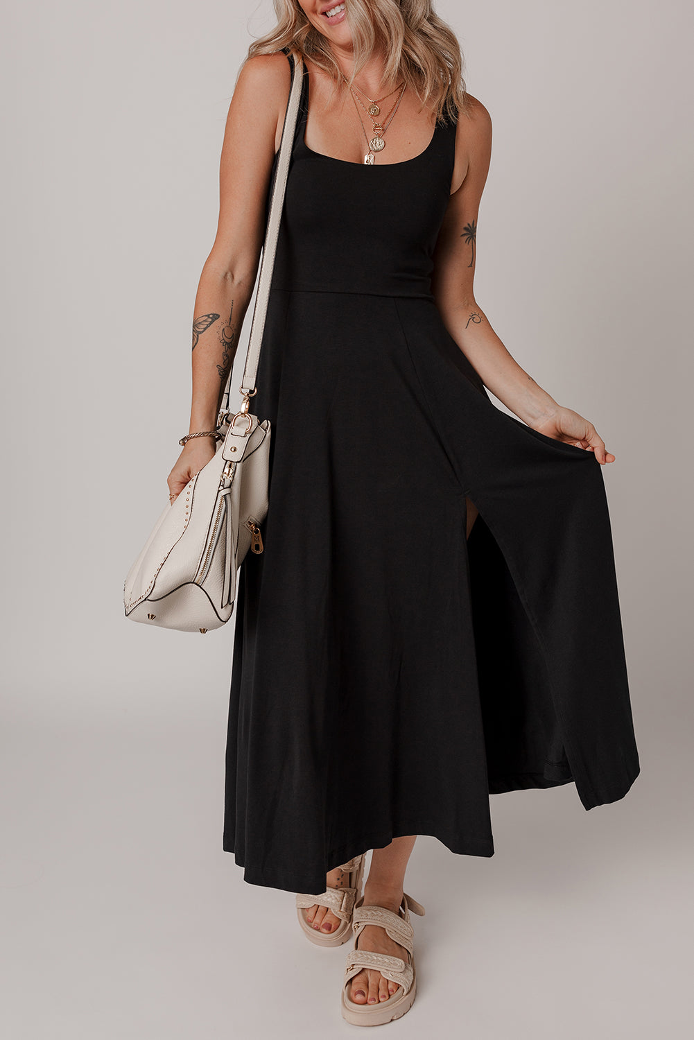 Vestido midi negro sin mangas con escote redondo y abertura