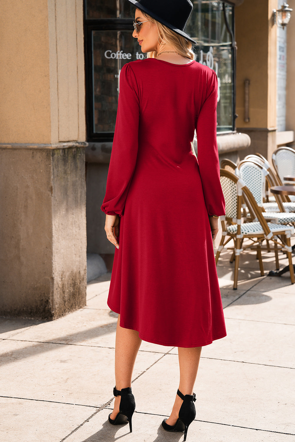 Vestido midi rojo intenso con fruncido en cintura y mangas largas