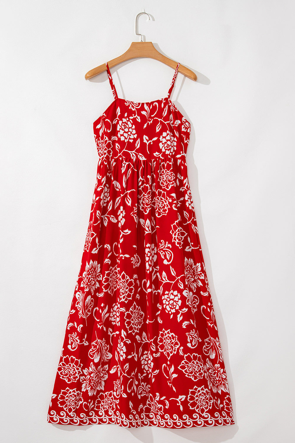 Vestido maxi rojo con estampado floral, tirantes finos y cintura imperio