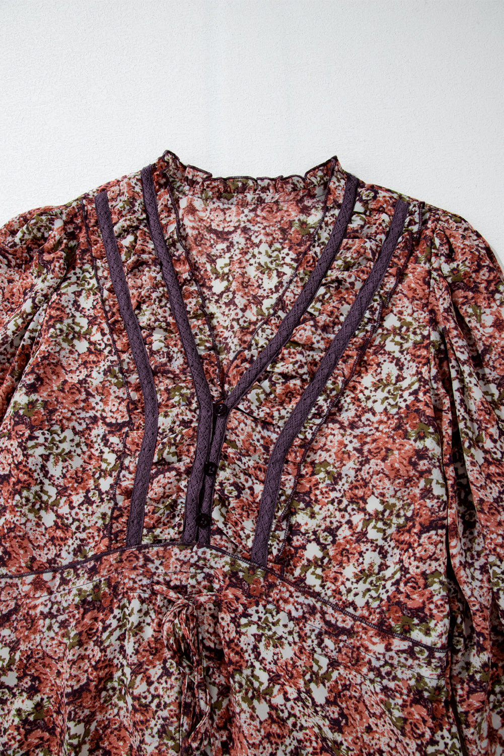 Vestido midi café con estampado floral, escote en V, detalles con volantes y abertura lateral