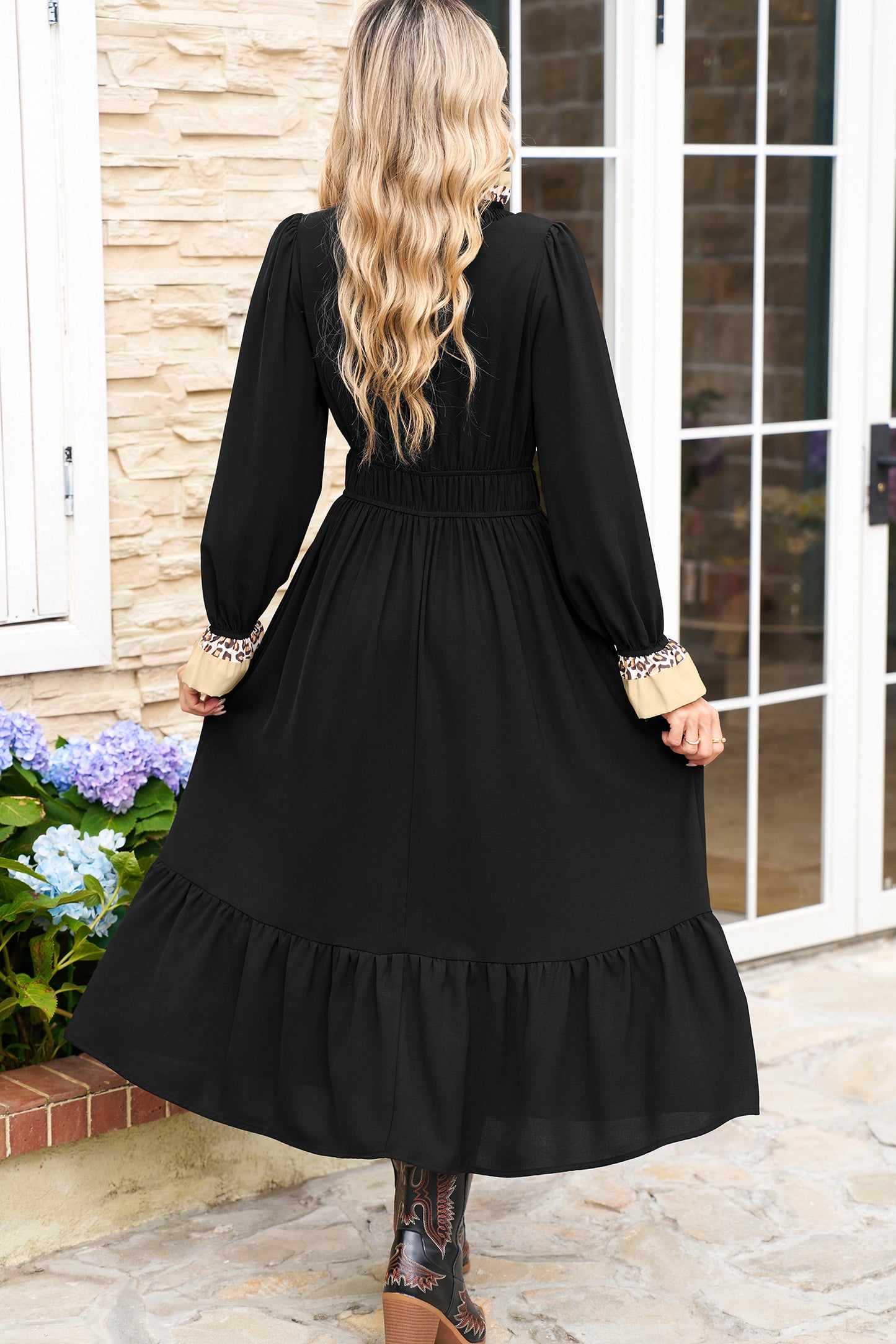Vestido midi negro con estampado leopardo y volantes en contraste