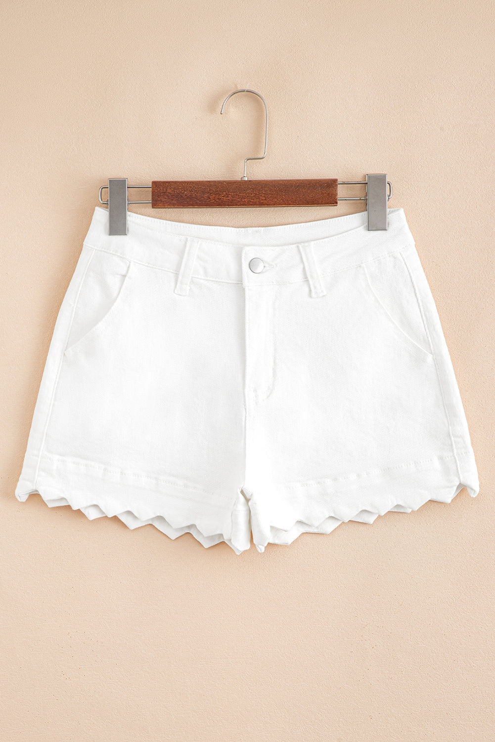 Shorts de denim blanco lavado claro con dobladillo ondulado