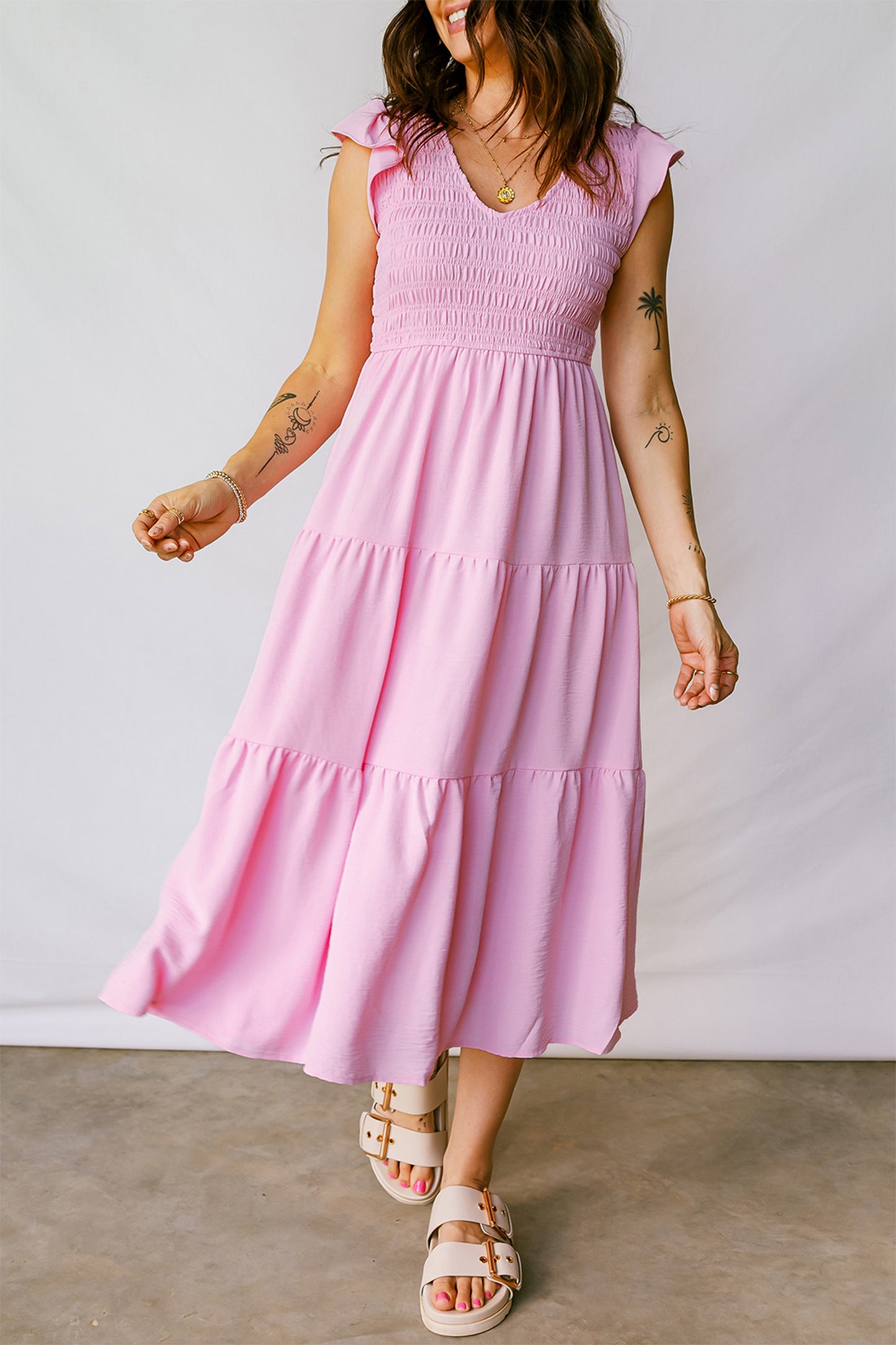 Vestido midi rosa con cuerpo smock y mangas flutter
