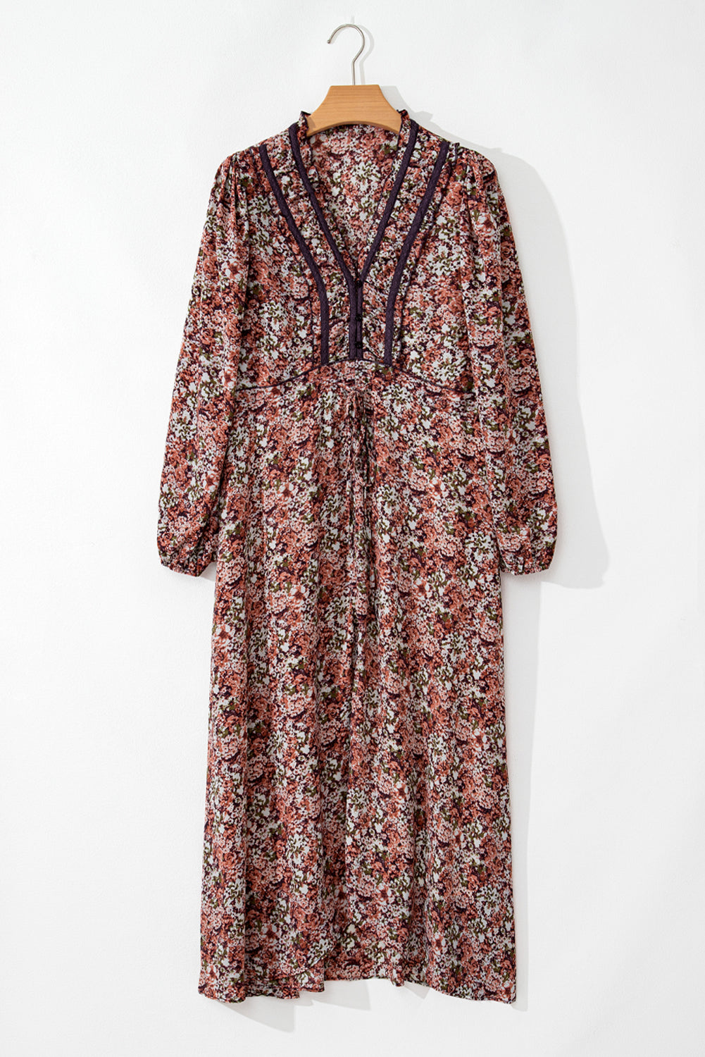 Vestido midi café con estampado floral, escote en V, detalles con volantes y abertura lateral