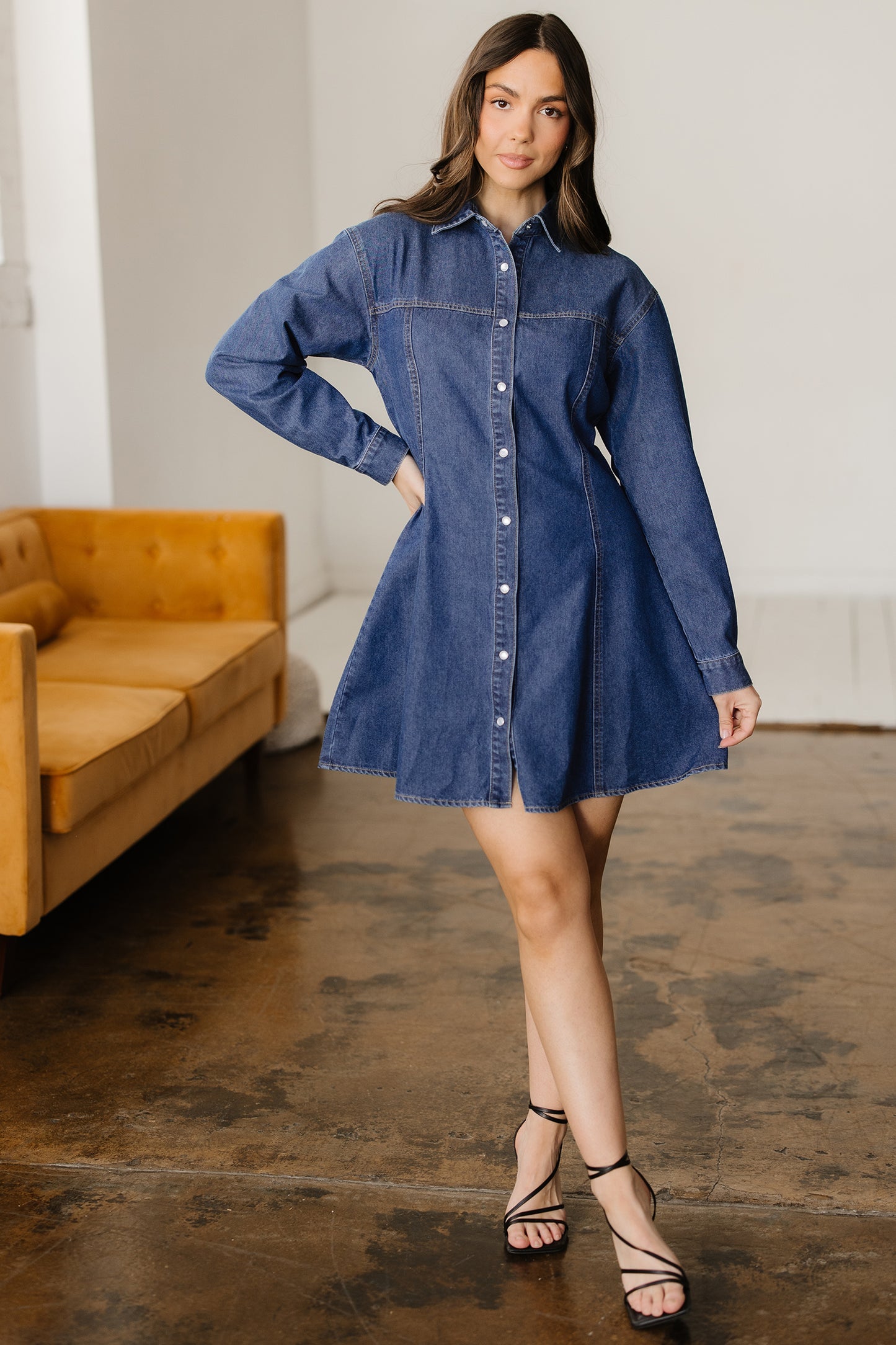 Vestido mini de denim azul Ashleigh con cuello camisero y manga larga