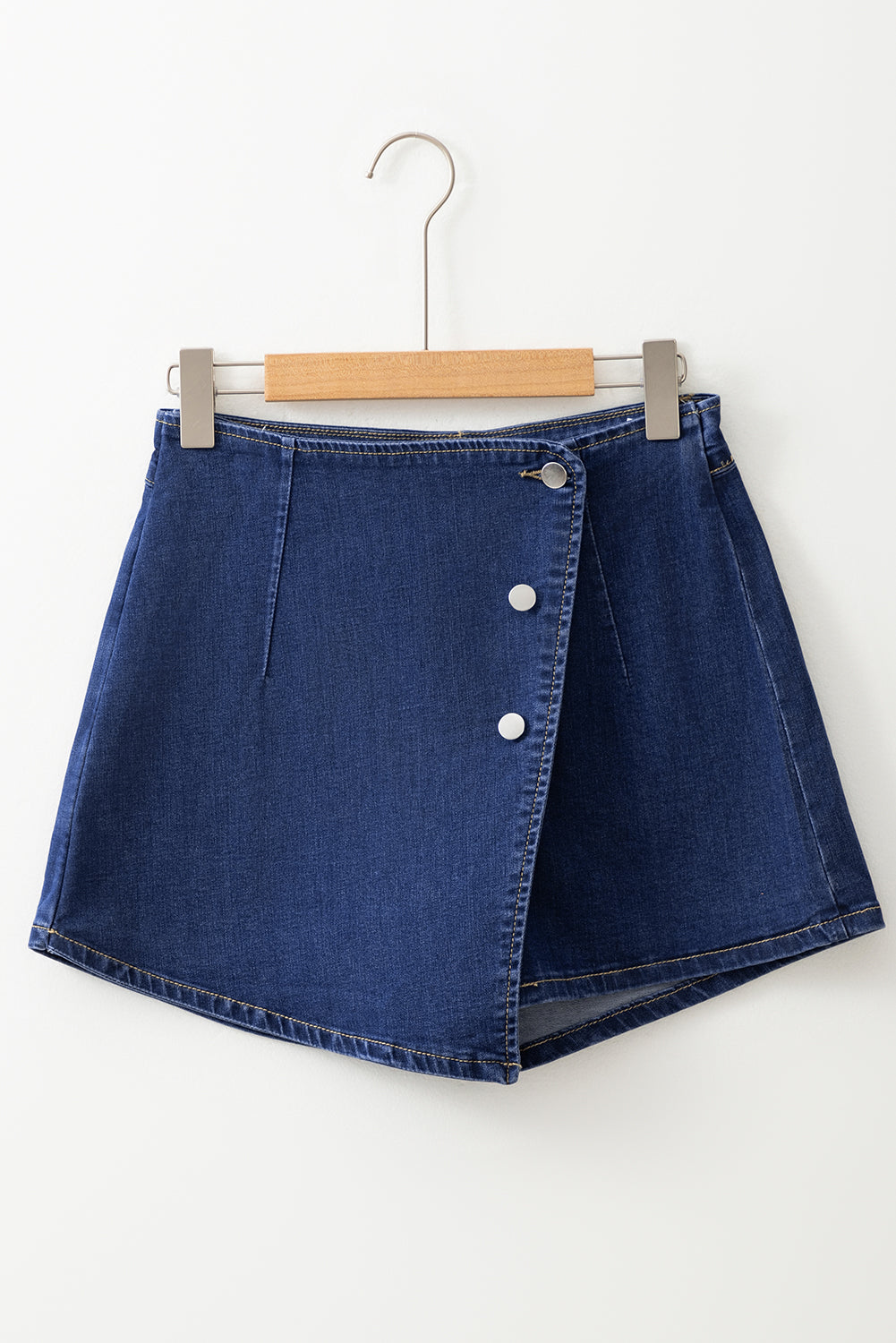 Shorts de denim azul con diseño asimétrico, tiro alto y botones