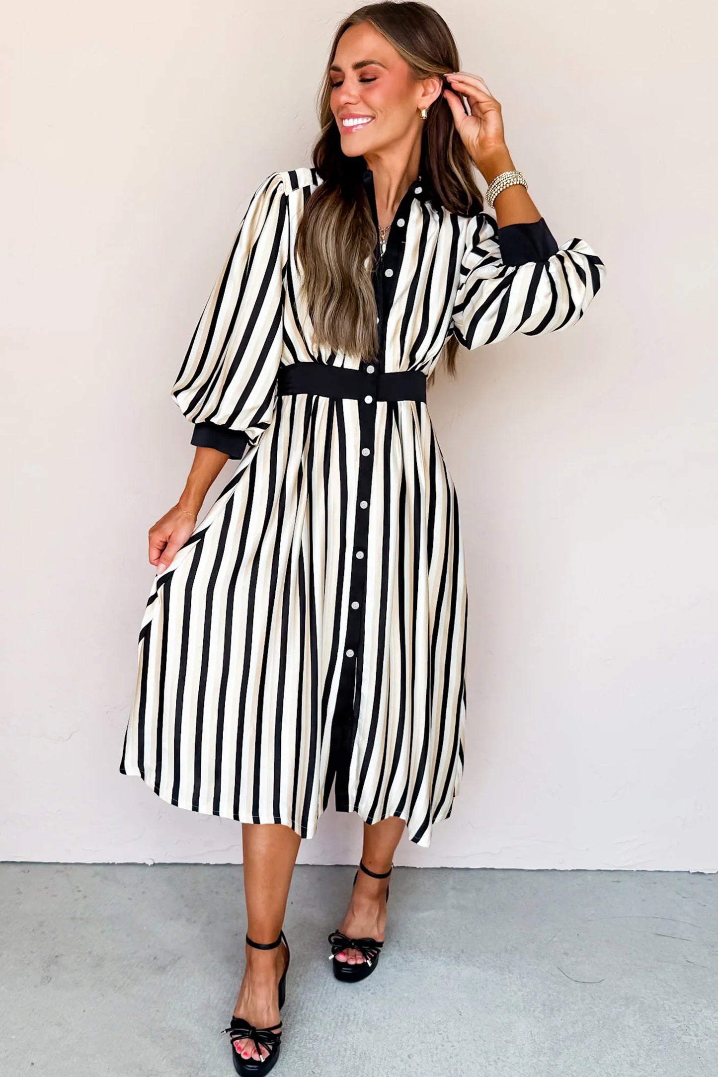 Vestido midi camisero negro a rayas con mangas 3/4 abullonadas y botones