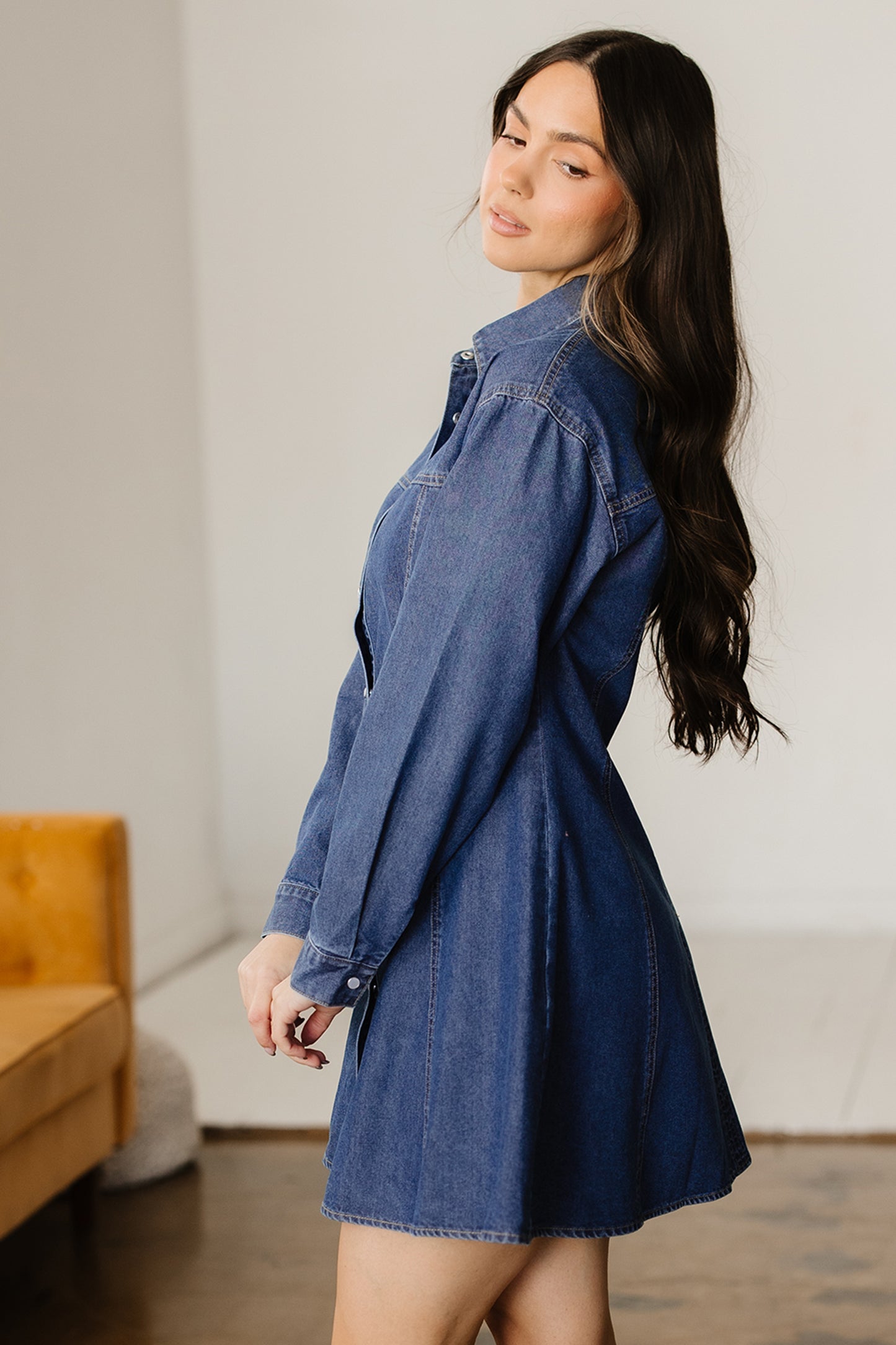 Vestido mini de denim azul Ashleigh con cuello camisero y manga larga