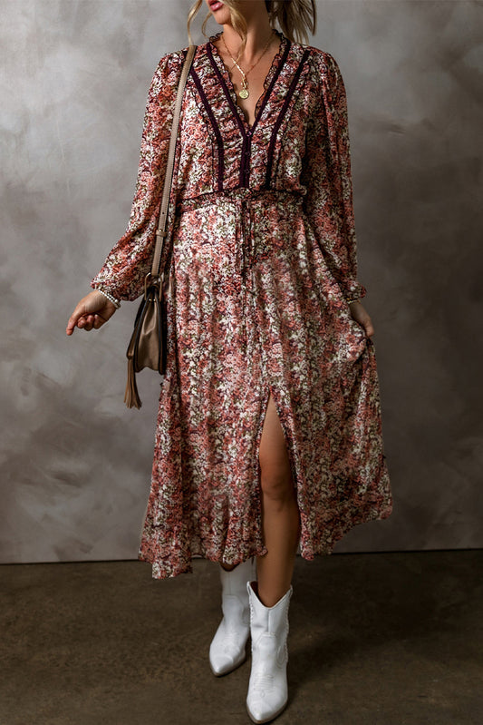 Vestido midi café con estampado floral, escote en V, detalles con volantes y abertura lateral