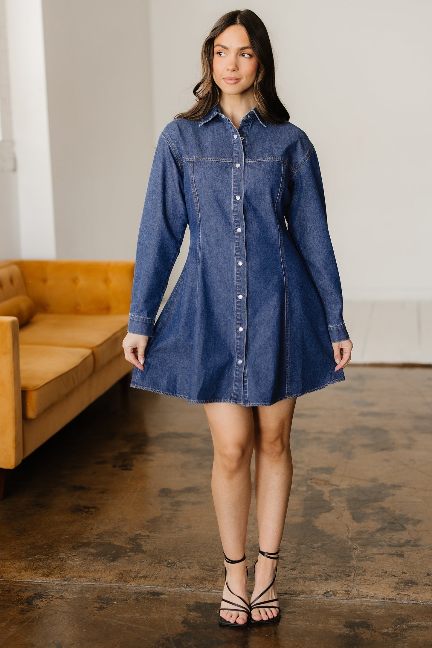Vestido mini de denim azul Ashleigh con cuello camisero y manga larga