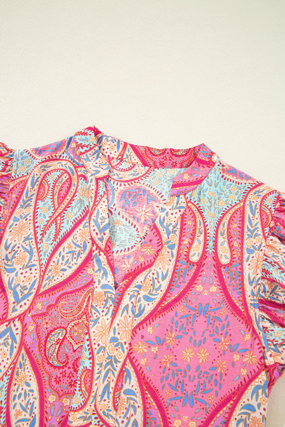 Vestido midi rosa con estampado paisley étnico y mangas con volantes