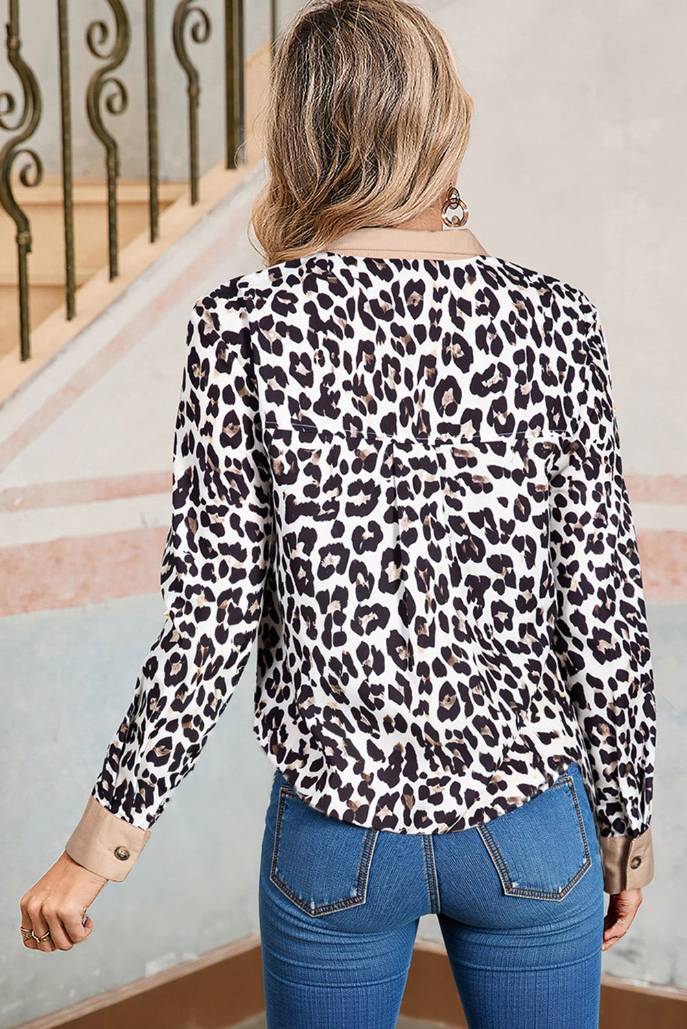 Blusa multicolor estampado leopardo con botones y contraste en el cuello