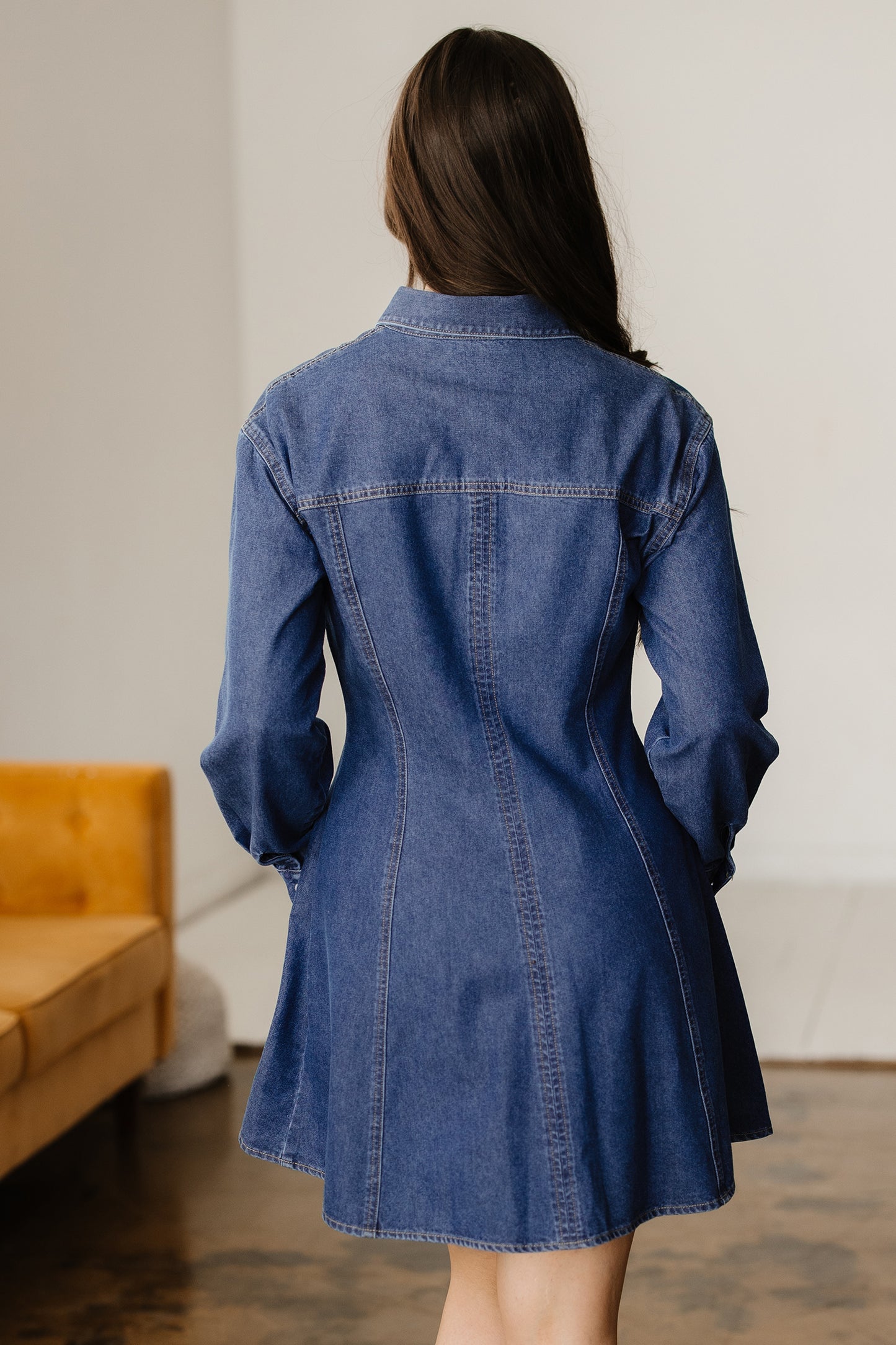 Vestido mini de denim azul Ashleigh con cuello camisero y manga larga