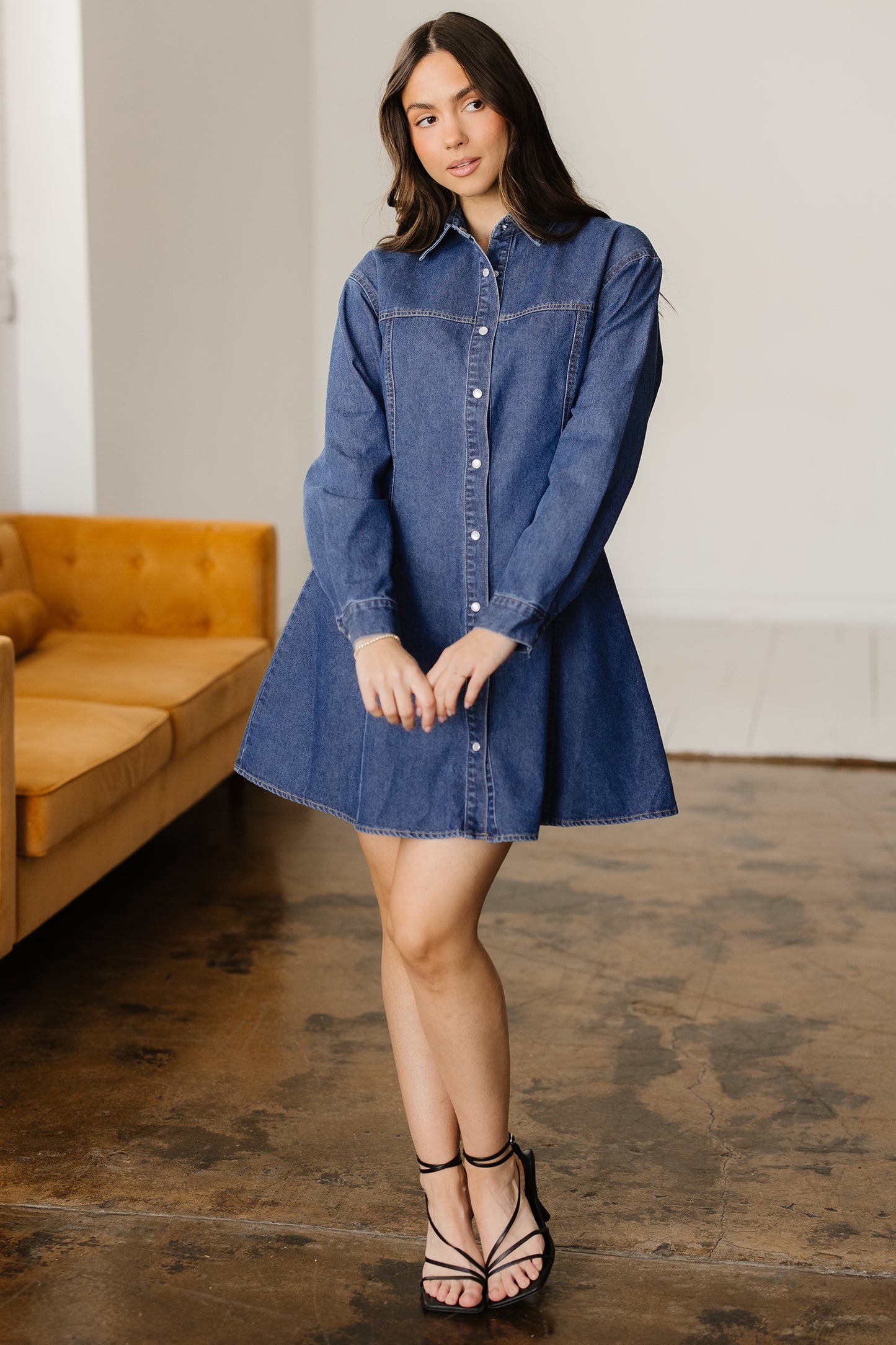 Vestido mini de denim azul Ashleigh con cuello camisero y manga larga
