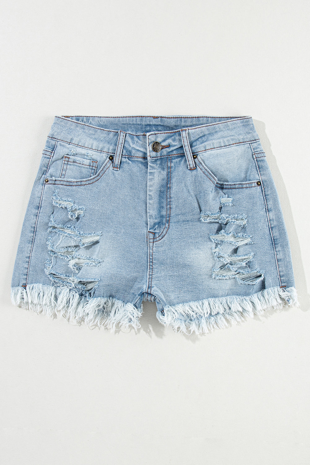 Shorts de denim azul claro desgastados con roturas, tiro alto y dobladillo crudo