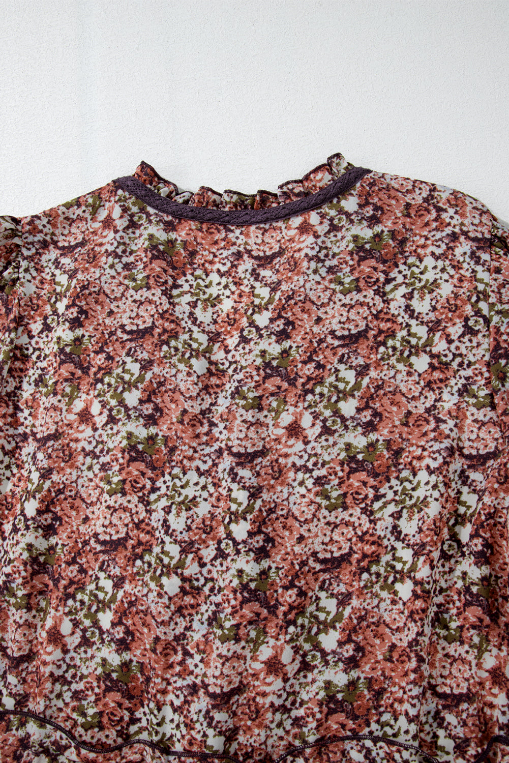 Vestido midi café con estampado floral, escote en V, detalles con volantes y abertura lateral