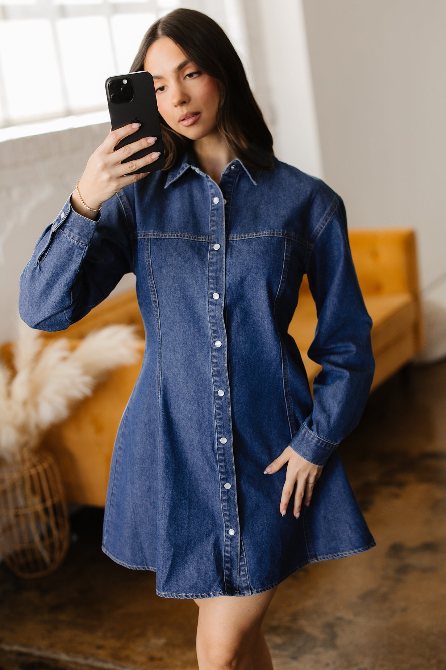 Vestido mini de denim azul Ashleigh con cuello camisero y manga larga